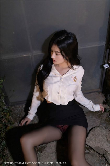 年轻漂亮的比基尼美女性感写真海报