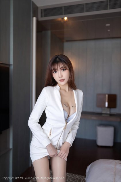 大胆美女全身裸体写真海报