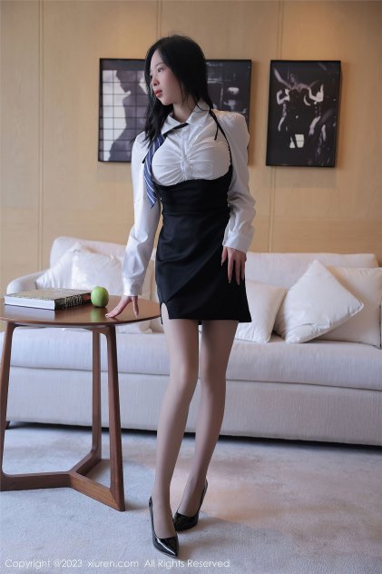 穿着低胸吊带短裙的清纯美女壁纸京京海报