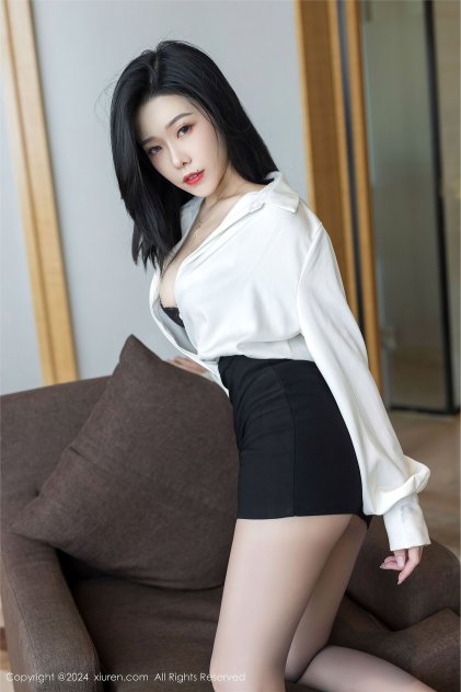 穿婚纱的日本性感嫩白美女人体艺术摄影海报